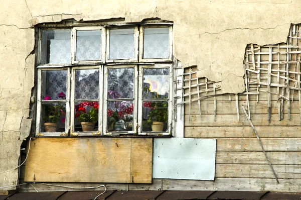 Smula bygga kollapsande vägg windows. fattigdom — Stockfoto