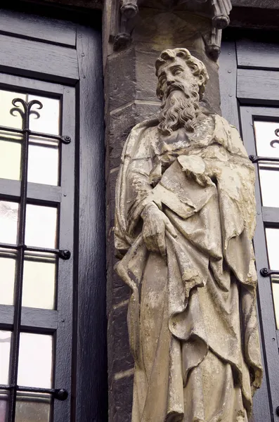 Скульптурная библиотека строит колонны с бородой мудреца — стоковое фото
