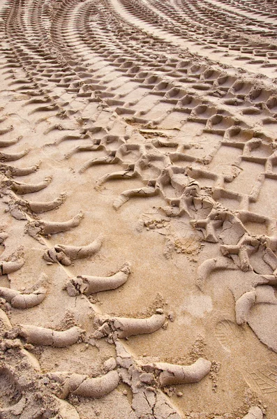 Marca de fundo rodas de caminhão areia pegada humana — Fotografia de Stock