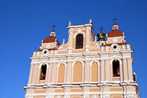 Torres de parede da igreja religiosa atravessar Vilnius — Fotografia de Stock