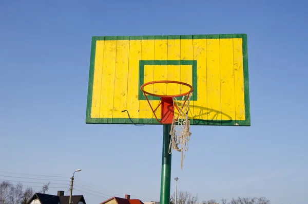 Basketbalový koš potrhané přídi mřížky pozadí oblohy — Stock fotografie