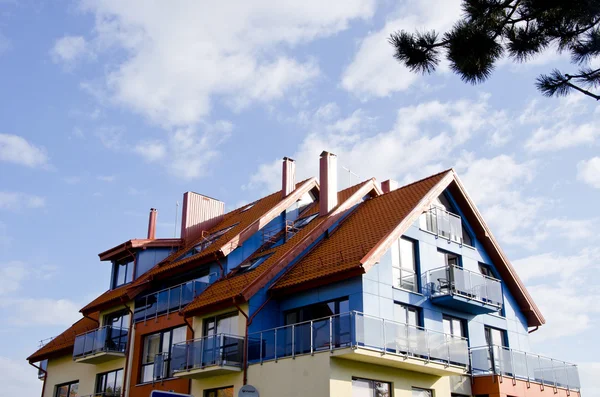 Modernistisk arkitektur bygga solbelysta molnig himmel — Stockfoto