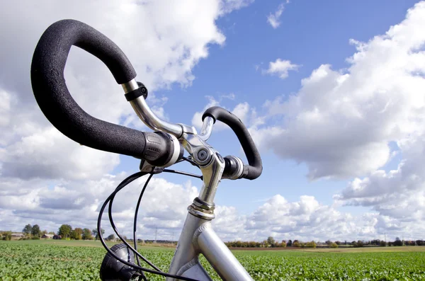 Велосипедне кермо на хмарному небі. Не потрібно палива — стокове фото
