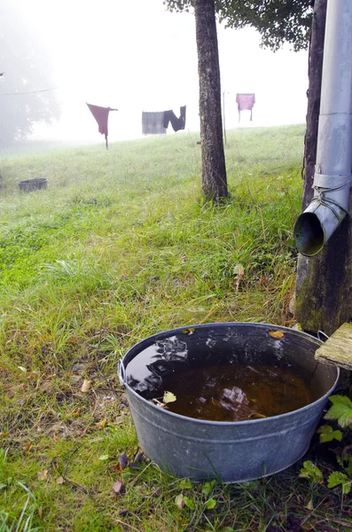 Morning fog, laundry hang on rope bowl water — Stock Photo, Image