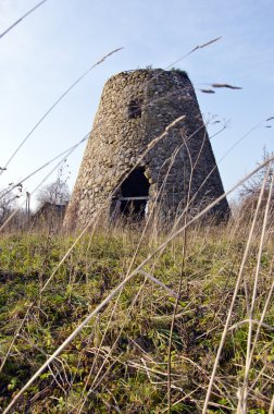 eski terk edilmiş yel değirmeni taşları nostalji inşa