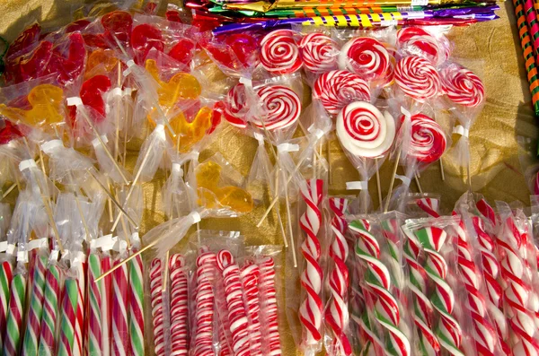 Varios colores chupar piruleta vendidos dulces del mercado — Foto de Stock