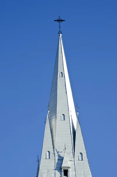 Wieża kościoła krzyż religijny budynek błękitne niebo — Zdjęcie stockowe