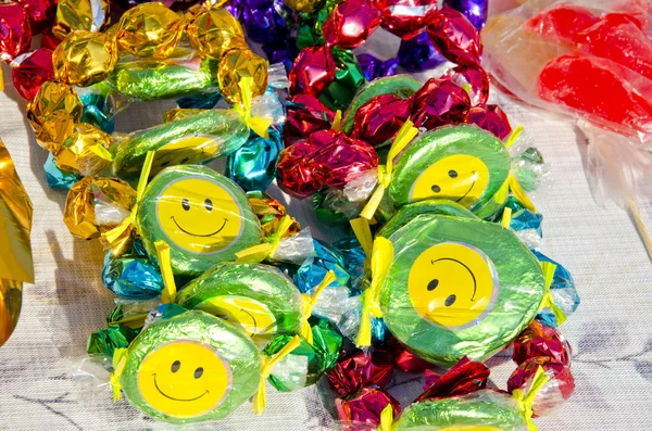 Caramelle colorate sorrisi venduti luce del sole fiera strada — Foto Stock