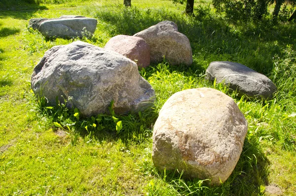 Duże kamienie ogród pejzaż zielonej łące — Zdjęcie stockowe