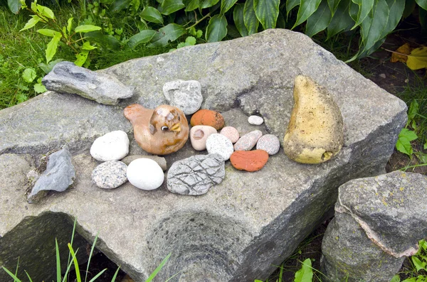 Ancient retro rock stone garden figure bird — Stock Photo, Image