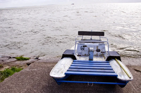 Катамаран для водных велосипедов на бетонном причале озера — стоковое фото