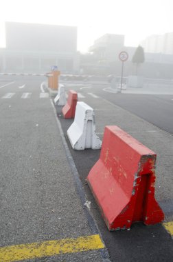 sabah sis şehirde. Beton alt yol bariyerleri