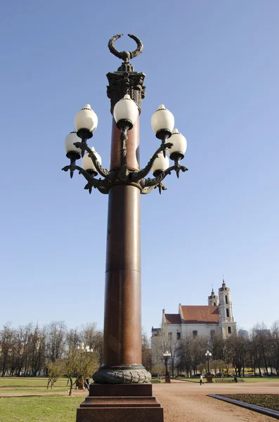Античная лампа в подворотне Лукишкской площади церкви — стоковое фото