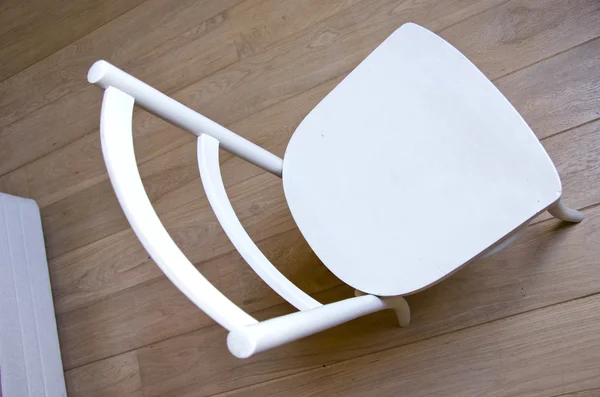 Krzesło obiekt retro farba biały stoją drewniane podłogi — Zdjęcie stockowe