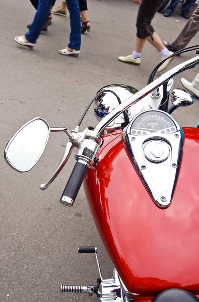 Choper glanzende motorfiets snelheidsmeter rode brandstoftank — Stockfoto