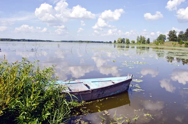 Fragmento del lago. Barco viejo amarrado en la orilla . — Foto de Stock