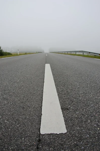 Sfondo della nebbia stradale asfaltata al mattino presto — Foto Stock