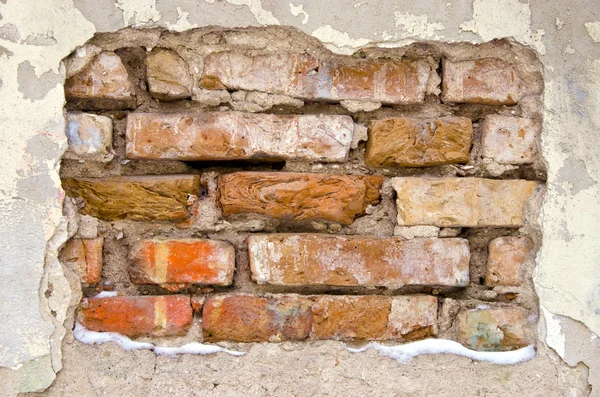 Hintergrund der schmutzigen alten, bröckelnden Ziegelmauer — Stockfoto