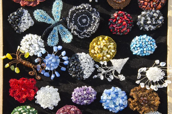 Dekorativní ručně vyráběné šperky prodávané na trhu spravedlivé — Stock fotografie