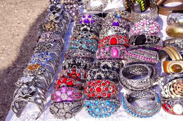 Pulseiras de jóias artesanais anel principal feira ao ar livre — Fotografia de Stock