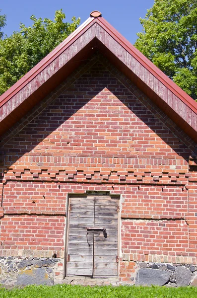 Venkovské farmě stavba cihlové dřevěné dveře zámku — Stock fotografie