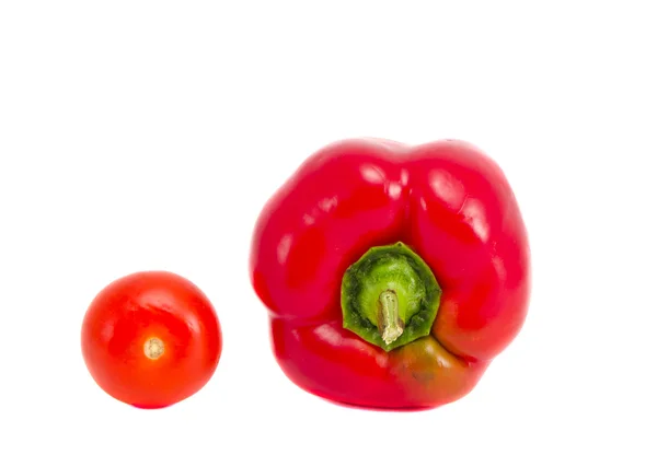 Punainen paprika ja tomaatti eristetty valkoisella pohjalla — kuvapankkivalokuva