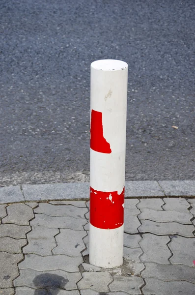 Kolumnen förhindrar bil att passera vägen förbjudet område. — Stockfoto