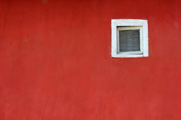 赤い壁の白い窓 — ストック写真