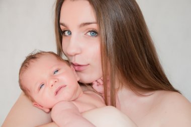 mutlu genç anne ile bebek resmi
