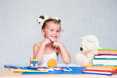 sevimli kız evde öğrenme