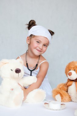 oyuncak ayı ile küçük kız doktor