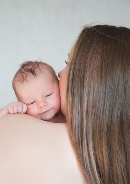 Immagine di giovane madre felice con neonato — Foto Stock