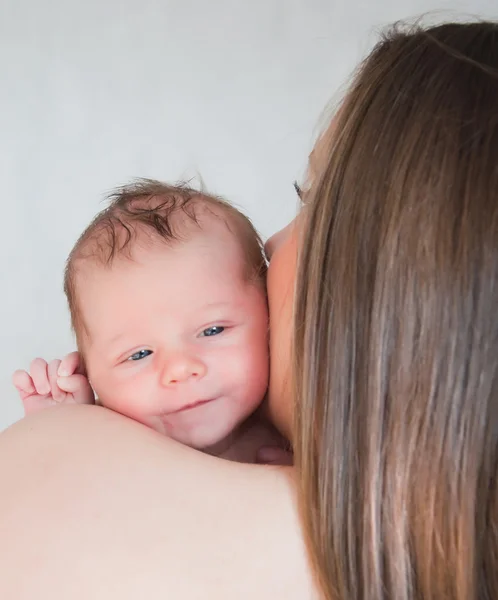 Immagine di giovane madre felice con neonato — Foto Stock