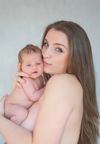 Újszülött baba boldog fiatal anya képe — Stock Fotó