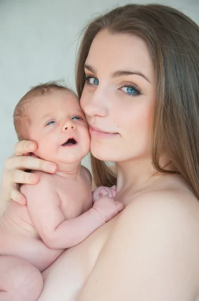 Εικόνα του ευτυχής νεαρή μητέρα με το νεογέννητο μωρό — Φωτογραφία Αρχείου