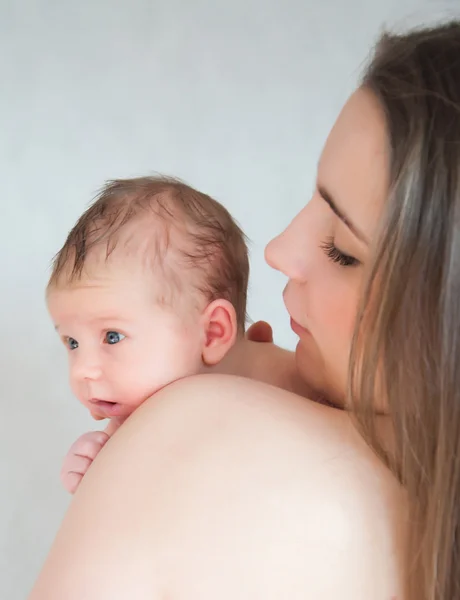 Újszülött baba boldog fiatal anya képe — Stock Fotó