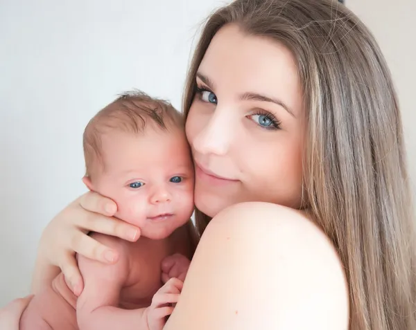 Bild einer glücklichen jungen Mutter mit Neugeborenem — Stockfoto