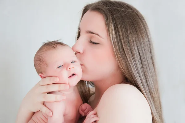 Mutlu genç anne ile bebek resmi — Stok fotoğraf
