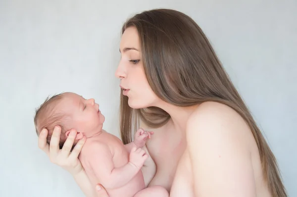 Image de jeune mère heureuse avec bébé nouveau-né — Photo