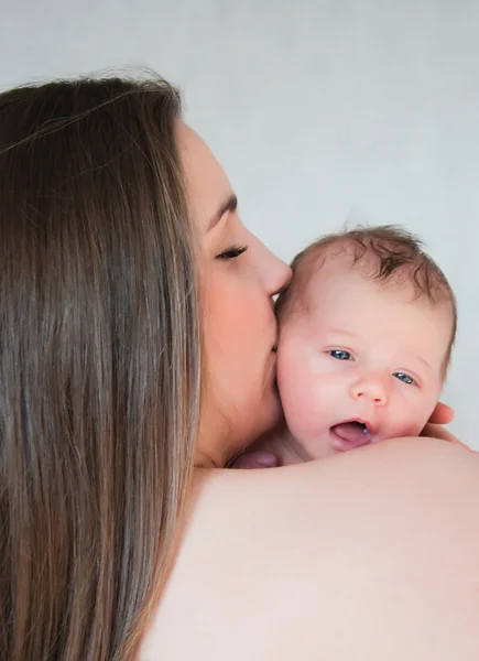 Foto van gelukkige jonge moeder met pasgeboren baby — Stockfoto