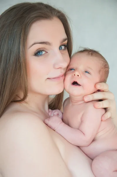 Obraz matki młody szczęśliwy z nowo narodzonego dziecka — Zdjęcie stockowe