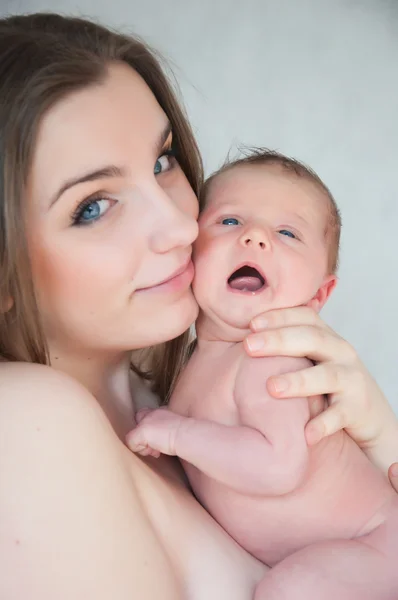 Изображение счастливой молодой матери с новорожденным ребенком — стоковое фото