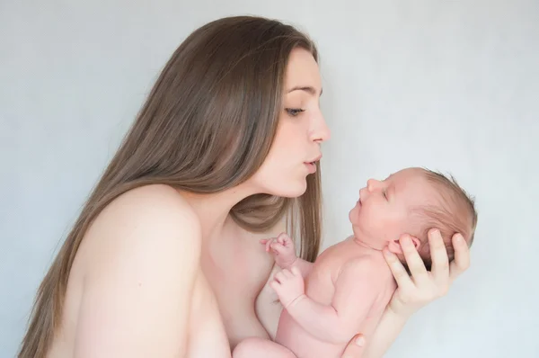 Foto ibu muda bahagia dengan bayi yang baru lahir — Stok Foto