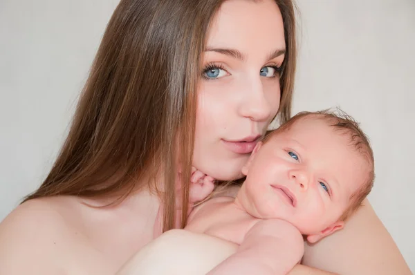 Mutlu genç anne ile bebek resmi — Stok fotoğraf