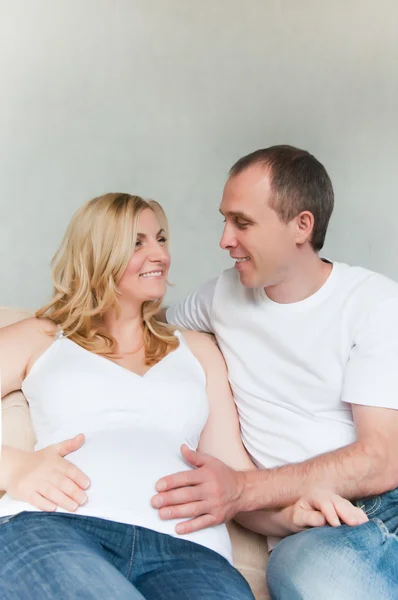 शुभेच्छा गर्भवती जोडपे — स्टॉक फोटो, इमेज