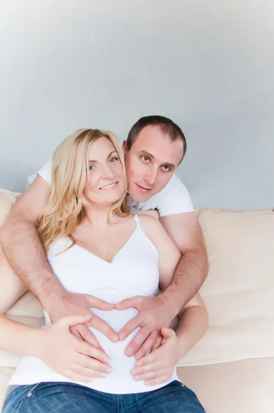 Felice coppia incinta — Foto Stock