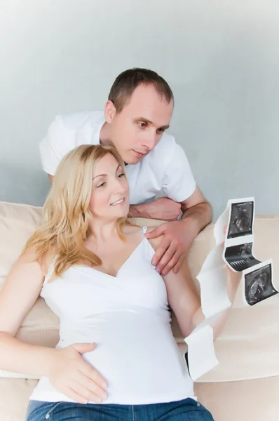 Happy Pregnant Couple — Stock Photo, Image