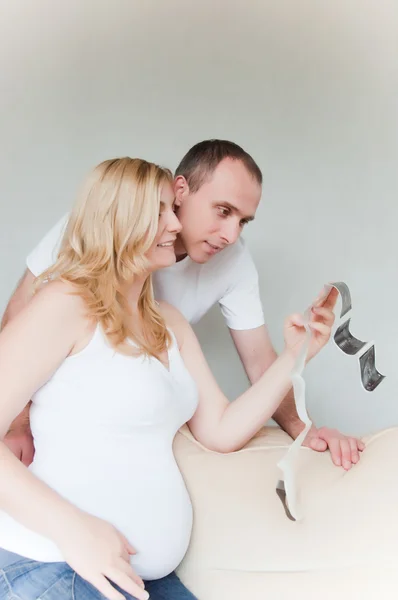 Счастливая беременная пара — стоковое фото