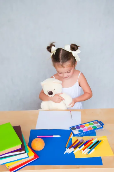 Милая девочка учится дома — стоковое фото