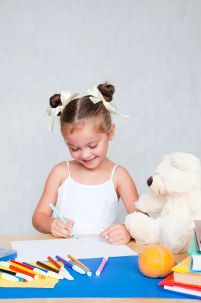 Søt jente som lærer hjemme – stockfoto